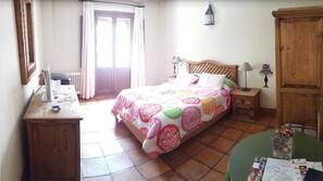 Escritorio, cortinas opacas, tabla de planchar con plancha