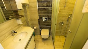 Dusche, kostenlose Toilettenartikel, Haartrockner, Hausschuhe