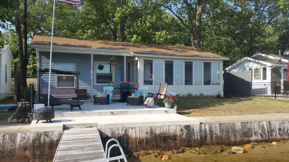 Lakefront Cottage with Sunset Views, Cadillac 130 Room Prices