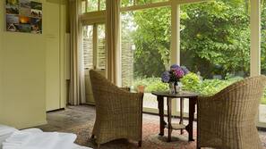 Een bureau, babybedden, extra bedden, gratis wifi
