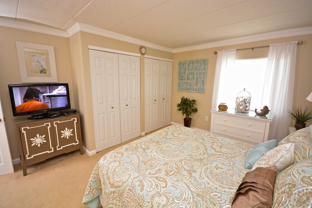 Spacious Comfortable 1 Bedroom Oceanfront Condo With Free Wifi Adorable Coastal Decor And A Breathtaking View Of The Ocean Located Midtown Just Steps From The Beach Ocean City Usa Best Price