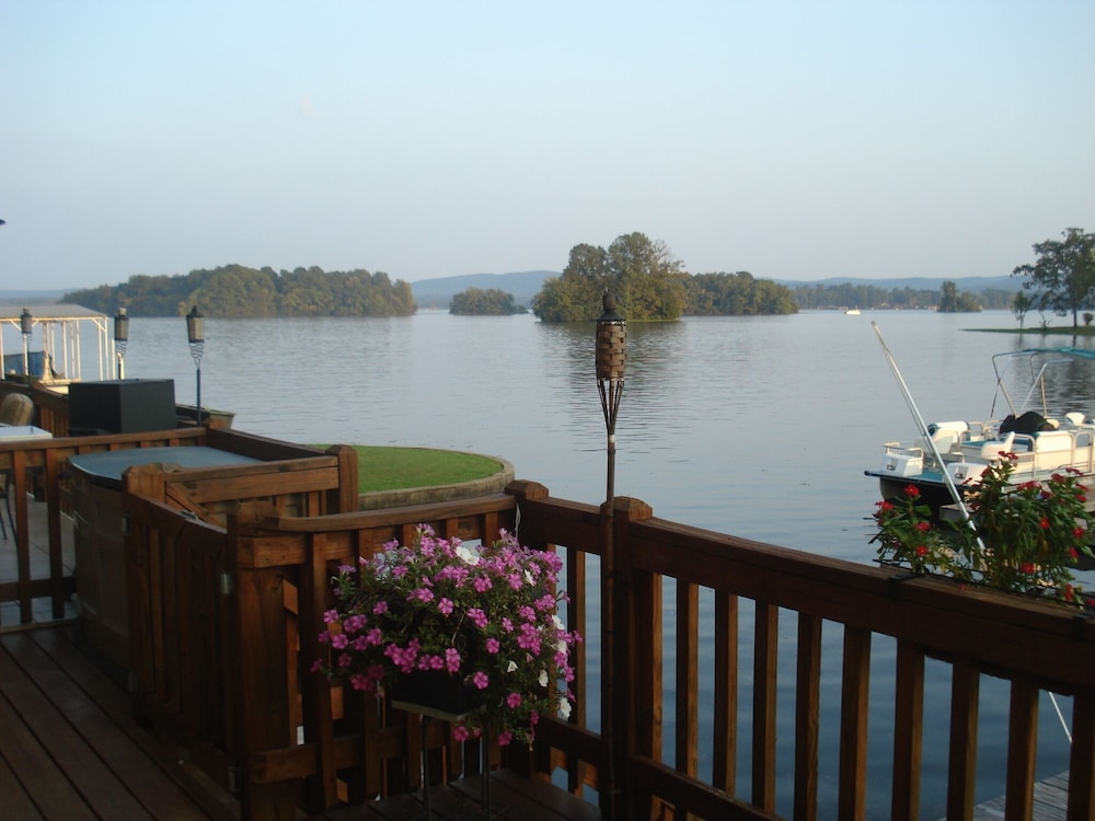 Ultimate Lakefront Retreat in Hot Springs with Private Boat Slip