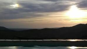 Una piscina al aire libre de temporada