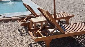 Una piscina al aire libre de temporada