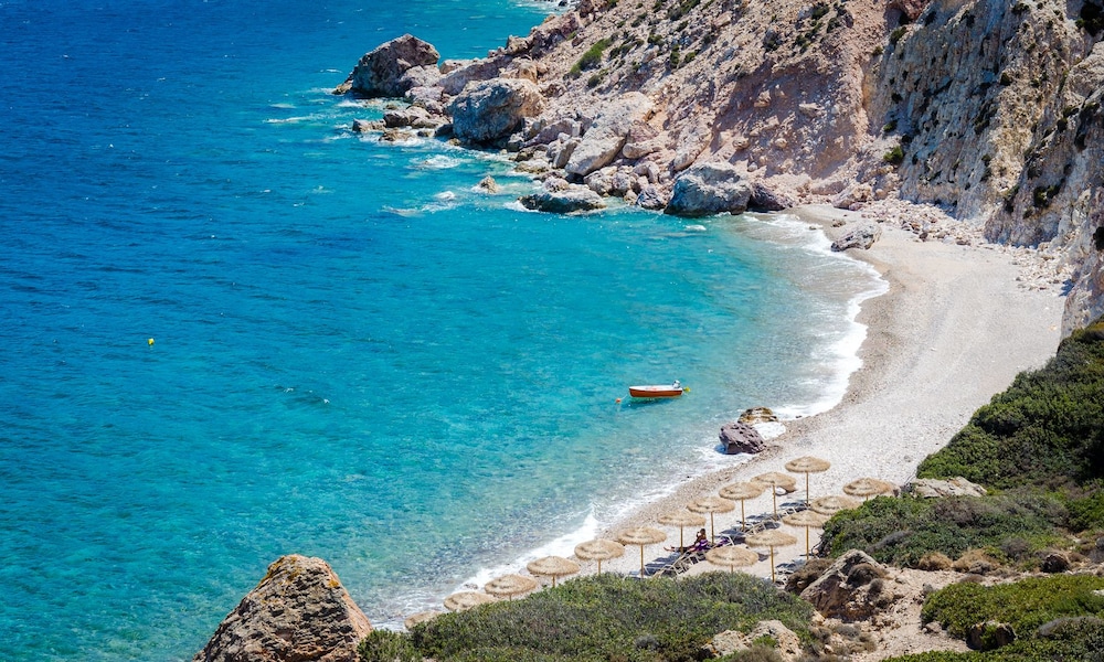 Foto van Kolympisionas met beige kiezelstenen oppervlakte