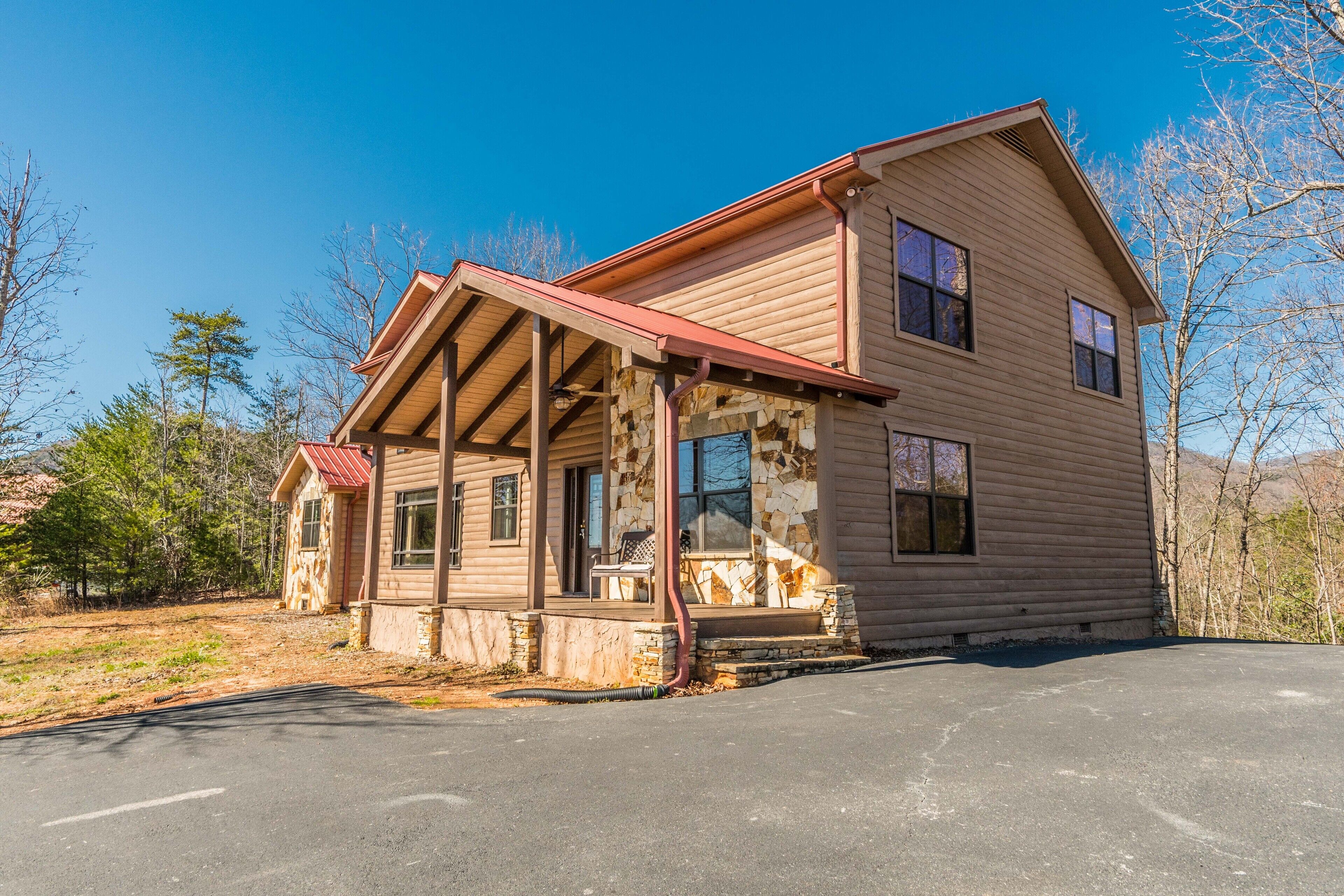 Luxury Cabin 10 Minutes to Helen! Hot Tub, Sauna, Fireplaces!! ALL Paved Access! in Helen, United States