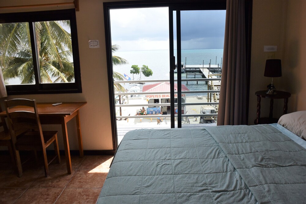 Popeye's Beach Resort (Caye Caulker Island) Top Floor Condo Beach Unit