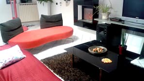Flat-screen TV, fireplace
