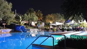Piscina stagionale all'aperto, ombrelloni da piscina, lettini