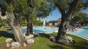 Piscina stagionale all'aperto, ombrelloni da piscina, lettini