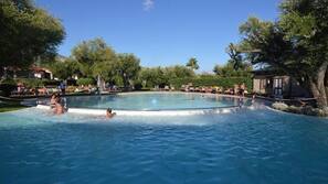 Piscina stagionale all'aperto, ombrelloni da piscina, lettini