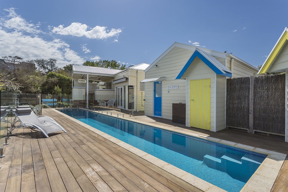 Nautilus - sparkling pool and walk to Sorrento