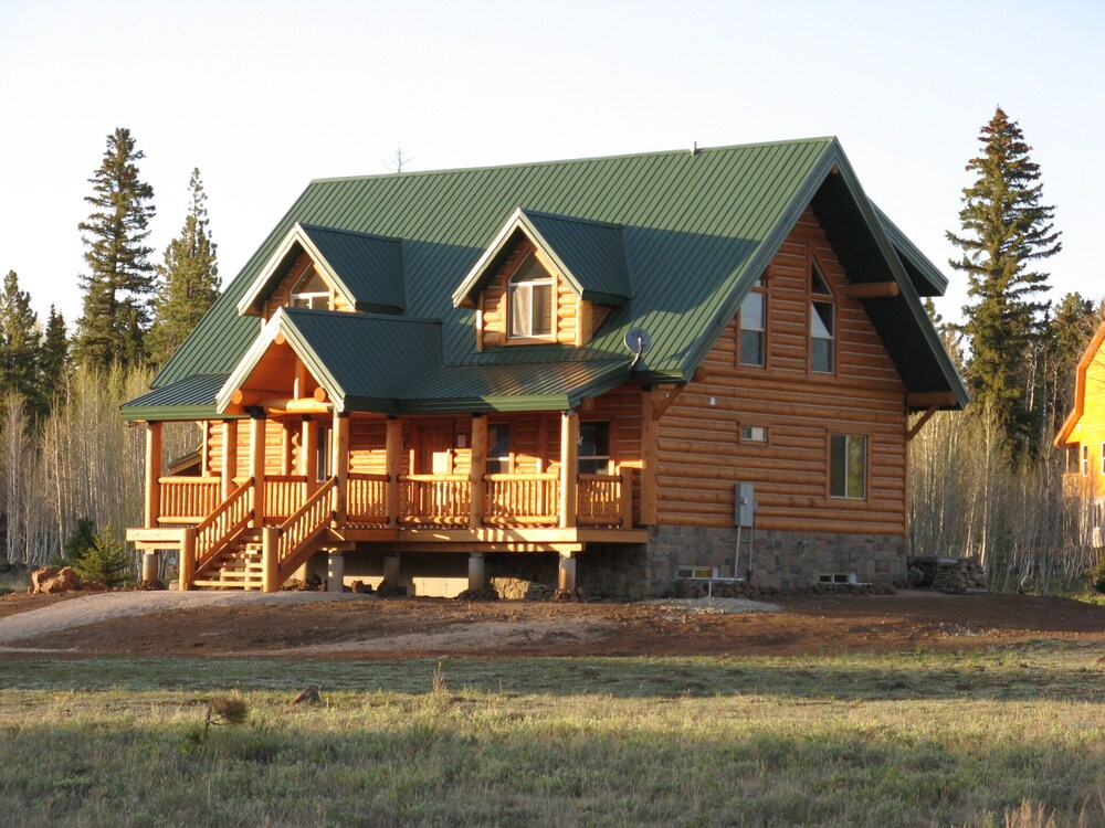 Luxury Cabin Between Bryce Canyon & Zion National Park in Duck Creek Village Best Rates