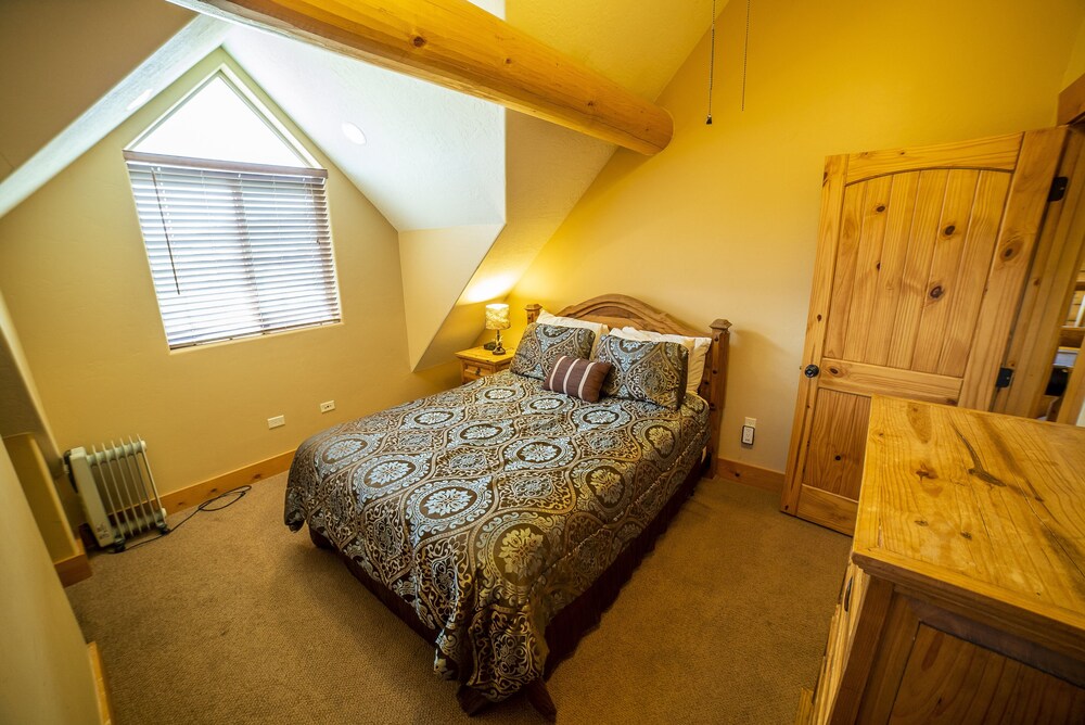 Luxury Cabin Between Bryce Canyon & Zion National Park in Duck Creek Village Best Rates