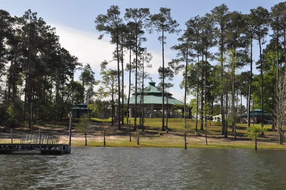 V1 Spacious Home in Sam Rayburn Vacationfishing. Best Value, Lots of