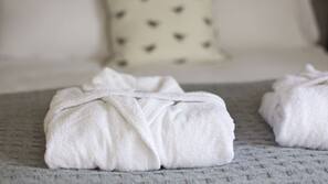 Premium bedding, down duvet, individually decorated