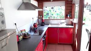 Réfrigérateur, micro-ondes, fourneau de cuisine