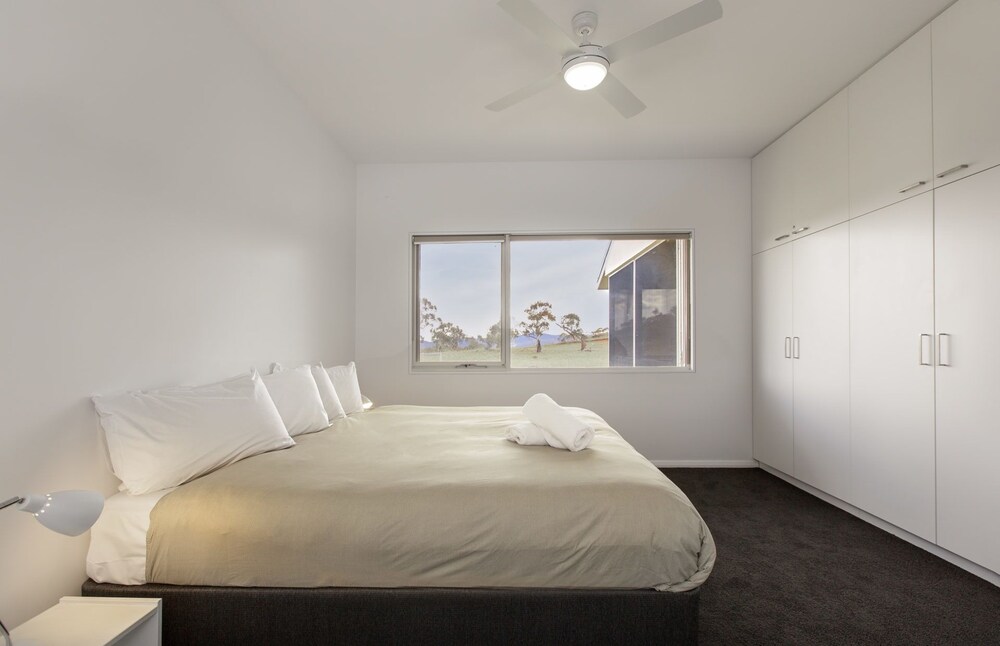 Manna Tree Farm -modern home with majestic views in stunning countryside