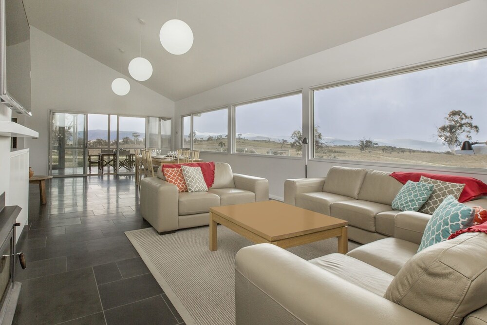 Manna Tree Farm -modern home with majestic views in stunning countryside