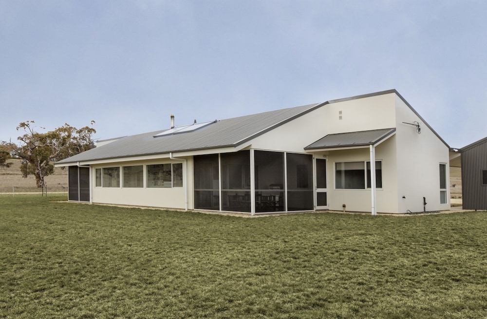 Manna Tree Farm -modern home with majestic views in stunning countryside