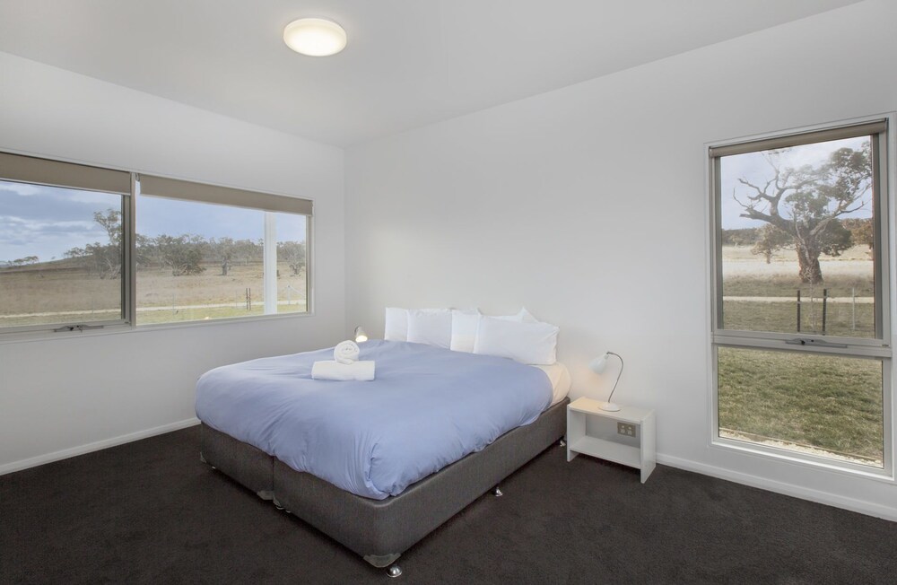 Manna Tree Farm -modern home with majestic views in stunning countryside