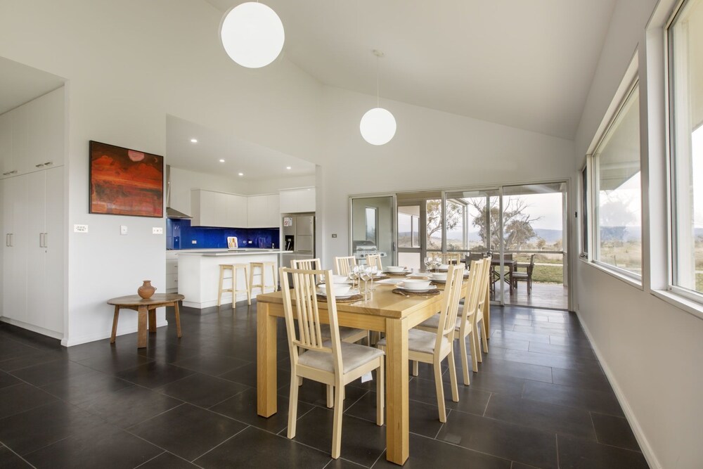Manna Tree Farm -modern home with majestic views in stunning countryside