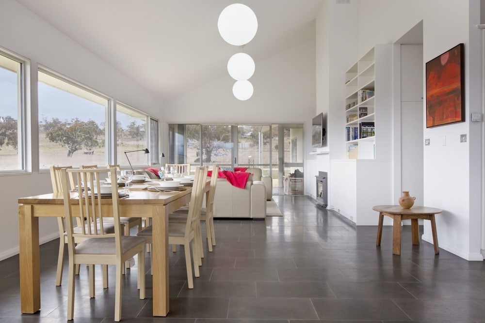 Manna Tree Farm -modern home with majestic views in stunning countryside