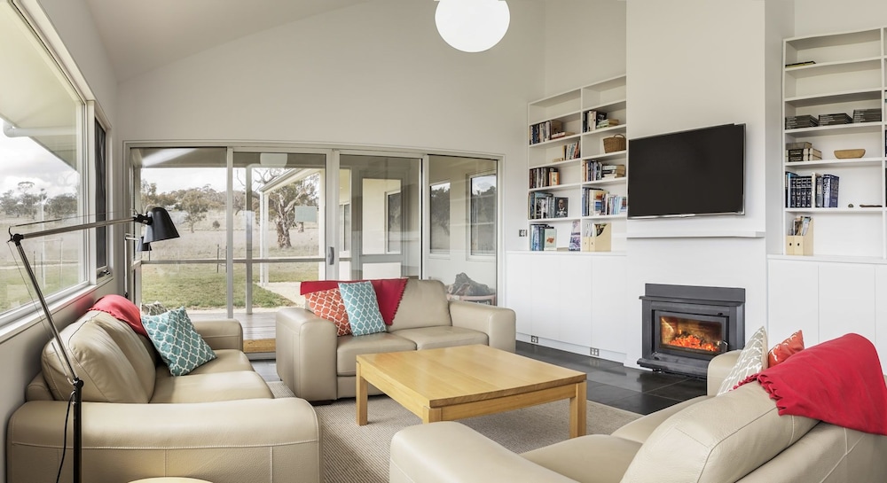 Manna Tree Farm -modern home with majestic views in stunning countryside