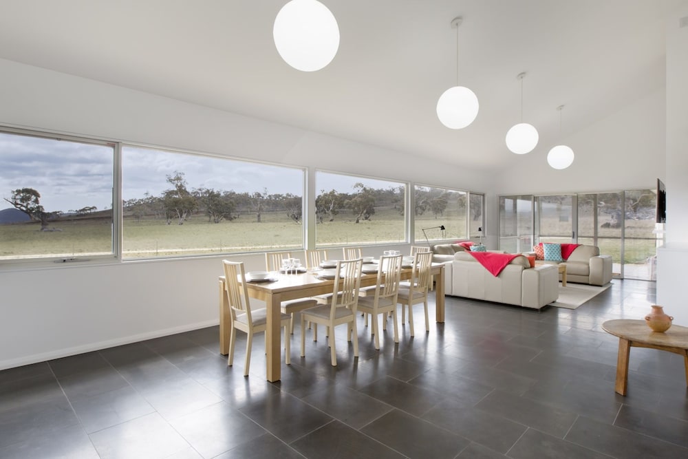 Manna Tree Farm -modern home with majestic views in stunning countryside