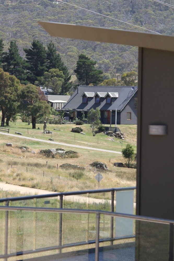 Ecocrackenback 19 'Sustainable chalet close to the slopes.'