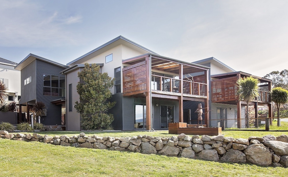 Ned Kelly's Retreat - Sophisticated style with modern convenience and magical outlook