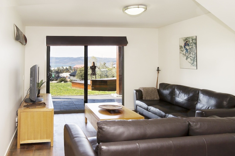 Ned Kelly's Retreat - Sophisticated style with modern convenience and magical outlook