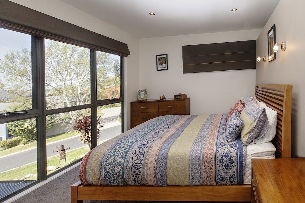 Ned Kelly's Retreat - Sophisticated style with modern convenience and magical outlook