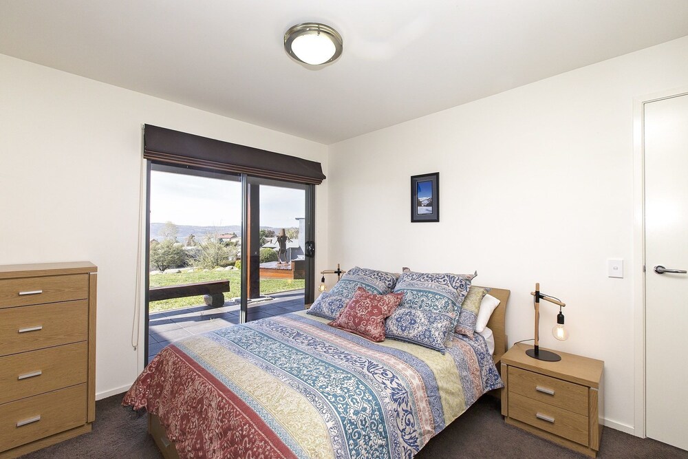 Ned Kelly's Retreat - Sophisticated style with modern convenience and magical outlook
