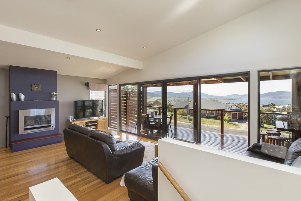 Ned Kelly's Retreat - Sophisticated style with modern convenience and magical outlook
