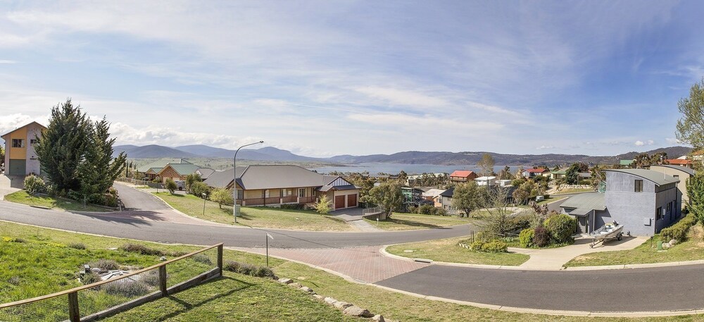 Ned Kelly's Retreat - Sophisticated style with modern convenience and magical outlook