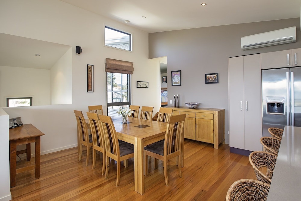 Ned Kelly's Retreat - Sophisticated style with modern convenience and magical outlook