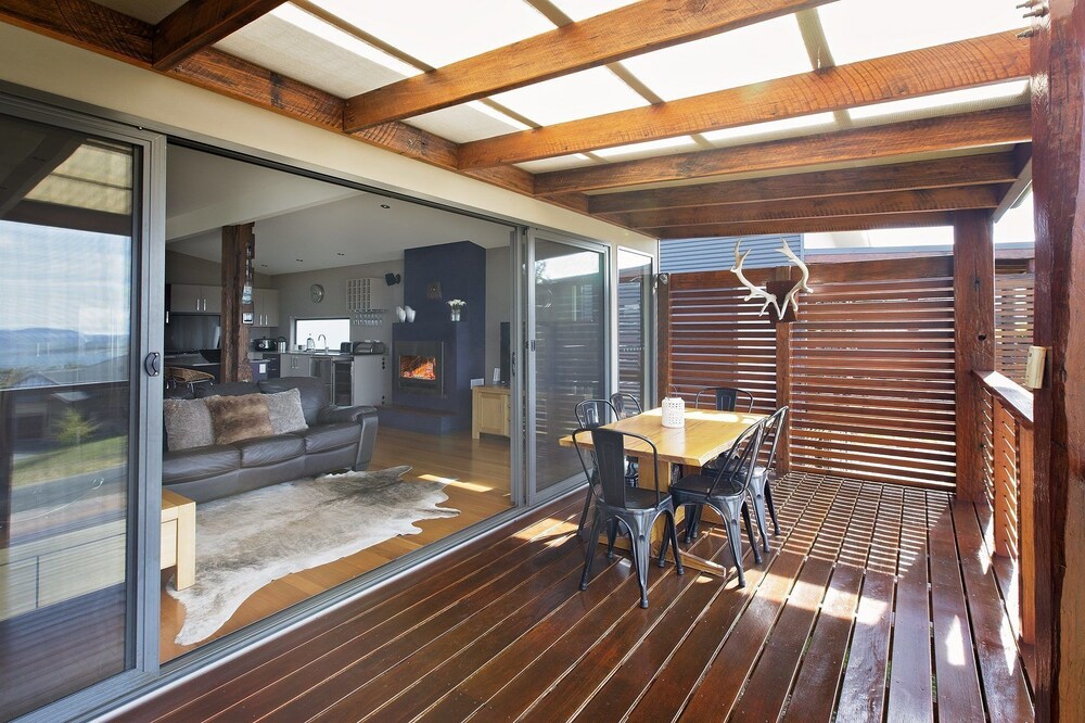 Ned Kelly's Retreat - Sophisticated style with modern convenience and magical outlook