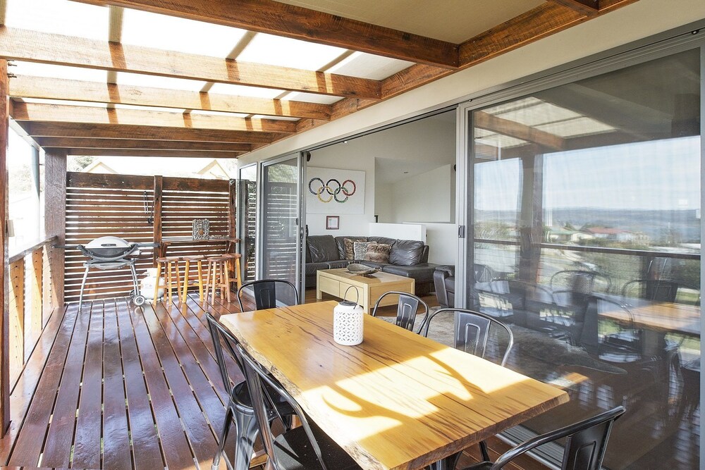 Ned Kelly's Retreat - Sophisticated style with modern convenience and magical outlook