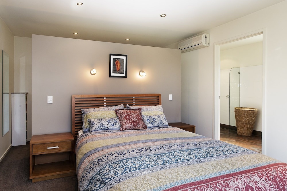 Ned Kelly's Retreat - Sophisticated style with modern convenience and magical outlook