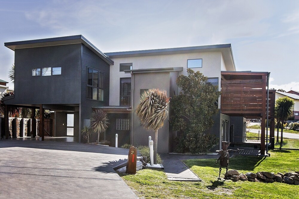 Ned Kelly's Retreat - Sophisticated style with modern convenience and magical outlook