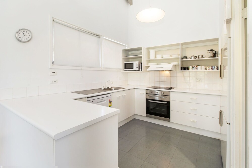 'Matilda' - Spacious & centrally located with great lake views