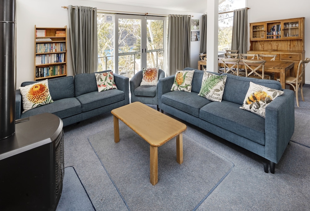 'Matilda' - Spacious & centrally located with great lake views