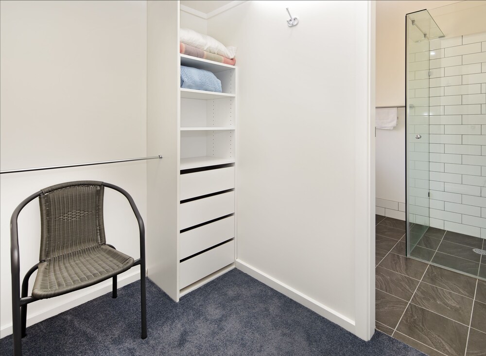 'Matilda' - Spacious & centrally located with great lake views