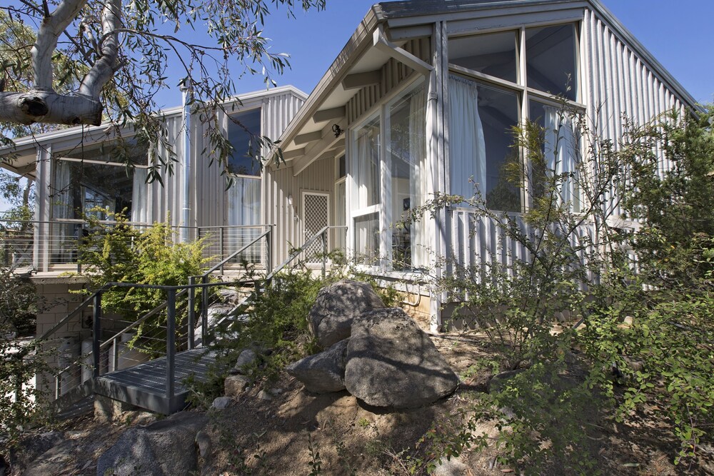 'Matilda' - Spacious & centrally located with great lake views