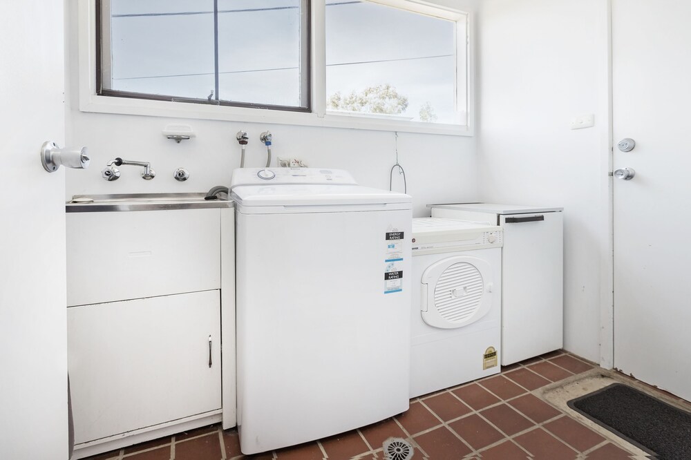'Matilda' - Spacious & centrally located with great lake views