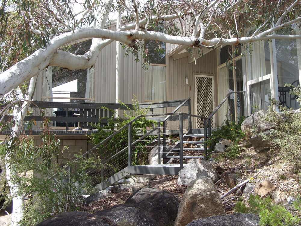'Matilda' - Spacious & centrally located with great lake views