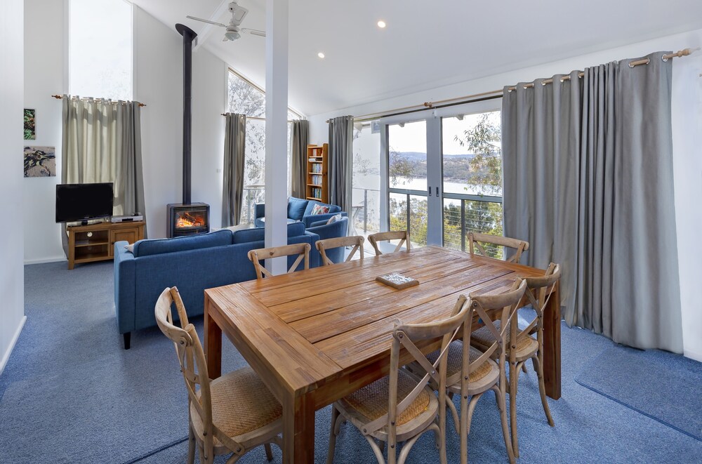 'Matilda' - Spacious & centrally located with great lake views