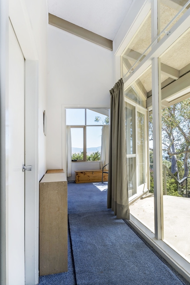 'Matilda' - Spacious & centrally located with great lake views