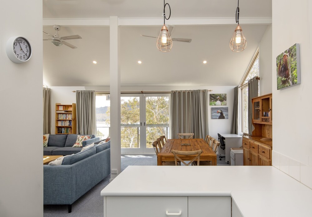 'Matilda' - Spacious & centrally located with great lake views